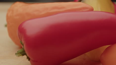 una sartén macro de varios pimientos en una tabla de madera
