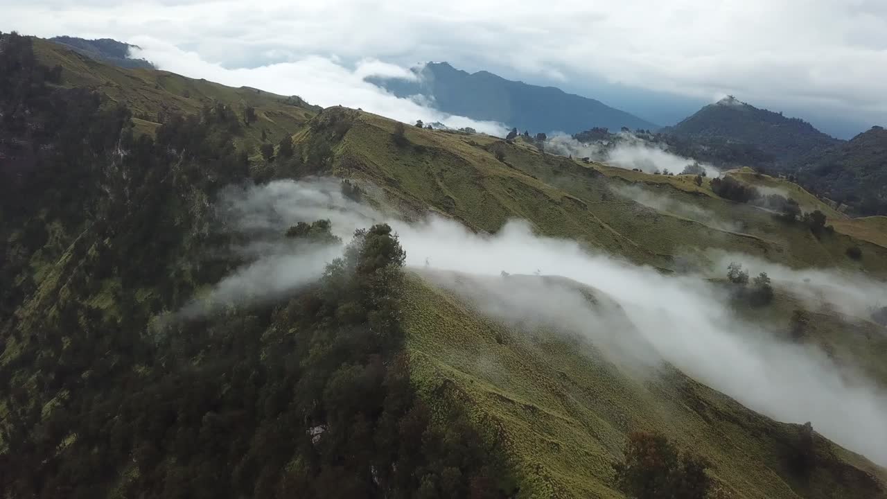 Aereo 4K: Nuvole che si riversano sull'orlo del cratere del Monte Rinjani 2, Indonesia