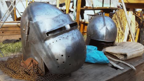 una mesa con sombreros para un caballero en un festival medieval