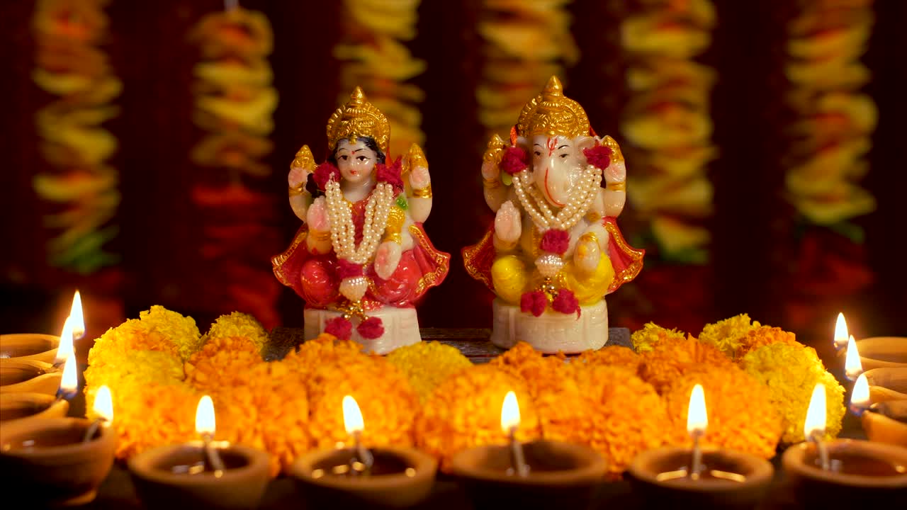 celebraciones de diwali con las tradicionales flores de mármol, diya (luz) y el ídolo del dios hindú, ganesha y lakshmi