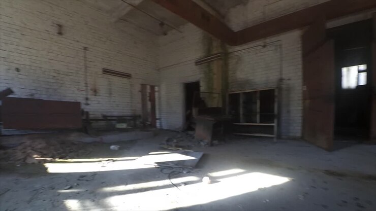 Riprese di Chernobyl da terra e dall'alto, Stella Assenzio, villaggio di Kopachi e il suo asilo, il nuovo sarcofago del Reattore #4, Foresta Rossa e il cartello stradale di Pripyat, piscina, Duga 3.