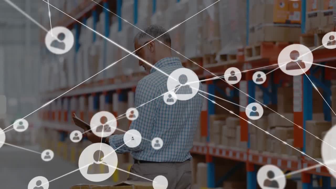 animación de la red de conexiones con iconos sobre el hombre que trabaja en el almacén