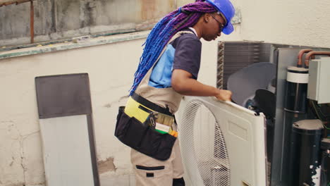 reparador que trabaja en el aire acondicionado