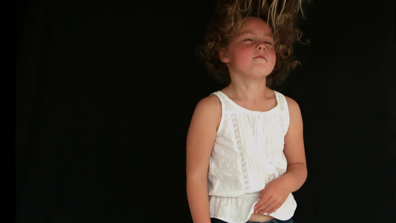 chica morena sacudiendo el cabello el cabello