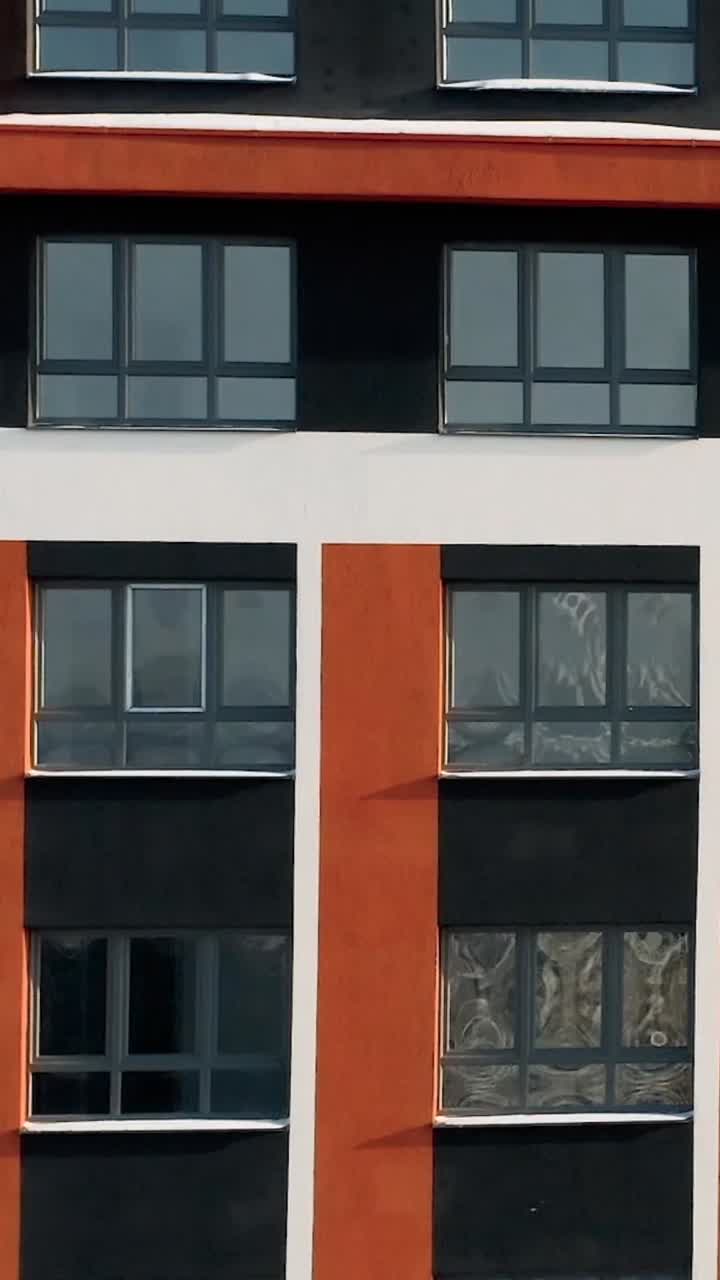 fachada de edificio moderno de varios pisos con diseño en blanco y negro