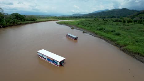 Schlammiger,-Gewundener-Fluss-Tarcoles-In-Costa-Rica-Mit-Booten-Und-Grüner-Vegetation