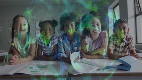 animación de una red brillante sobre estudiantes diversos sonrientes en el escritorio en el aula