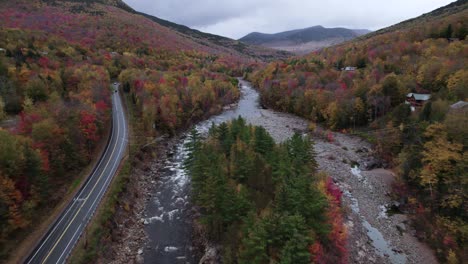 pintoresca carretera de kancamagus cerca del río swift durante el colorido bosque de otoño