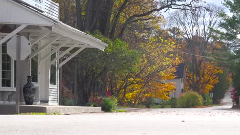 Eine-Attraktive-Alte-Verwitterte-Garage-Entlang-Einer-Landstraße-In-Amerika-Mit-Herbstfarben