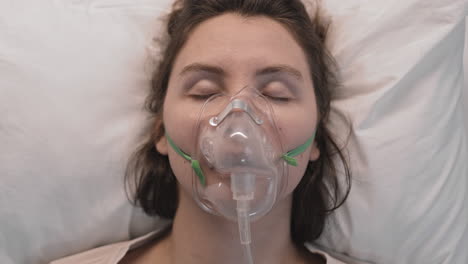 mujer enferma con máscara de oxígeno