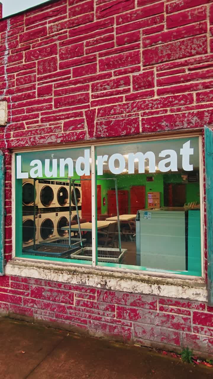 Vintage vaskeri med rød murstensfacade og butiksvindue i Wabeno, Wisconsin