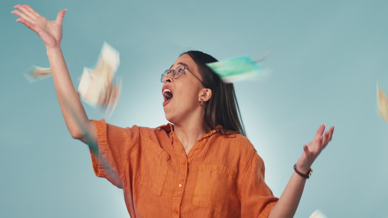 mujer feliz, lluvia de dinero y celebración