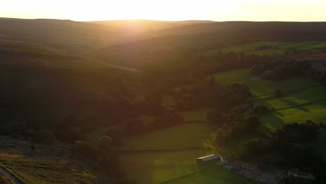 puesta de sol sobre los páramos del norte de york cerca de castleton westerdale - disparo de dron tirando hacia atrás con el sol recto y soplado - dji inspire 2