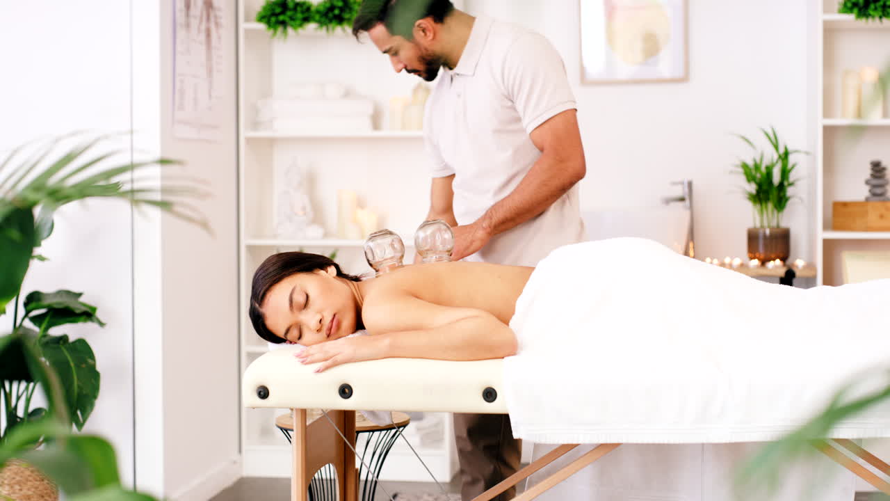 Kvinde i luksus spa, cupping massage, fysioterapeut