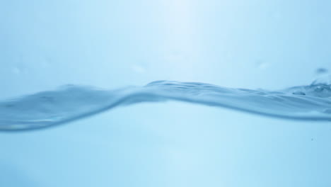 Vista-Macro-De-Dinámica-De-Fluidos-De-Gotas-De-Agua-Dulce-En-Movimiento-Sinfonía-De-La-Naturaleza-Efecto-De-Ondulación-Del-Agua-En-Cámara-Lenta-En-Tono-Azul