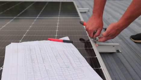 instalación de paneles solares en un techo