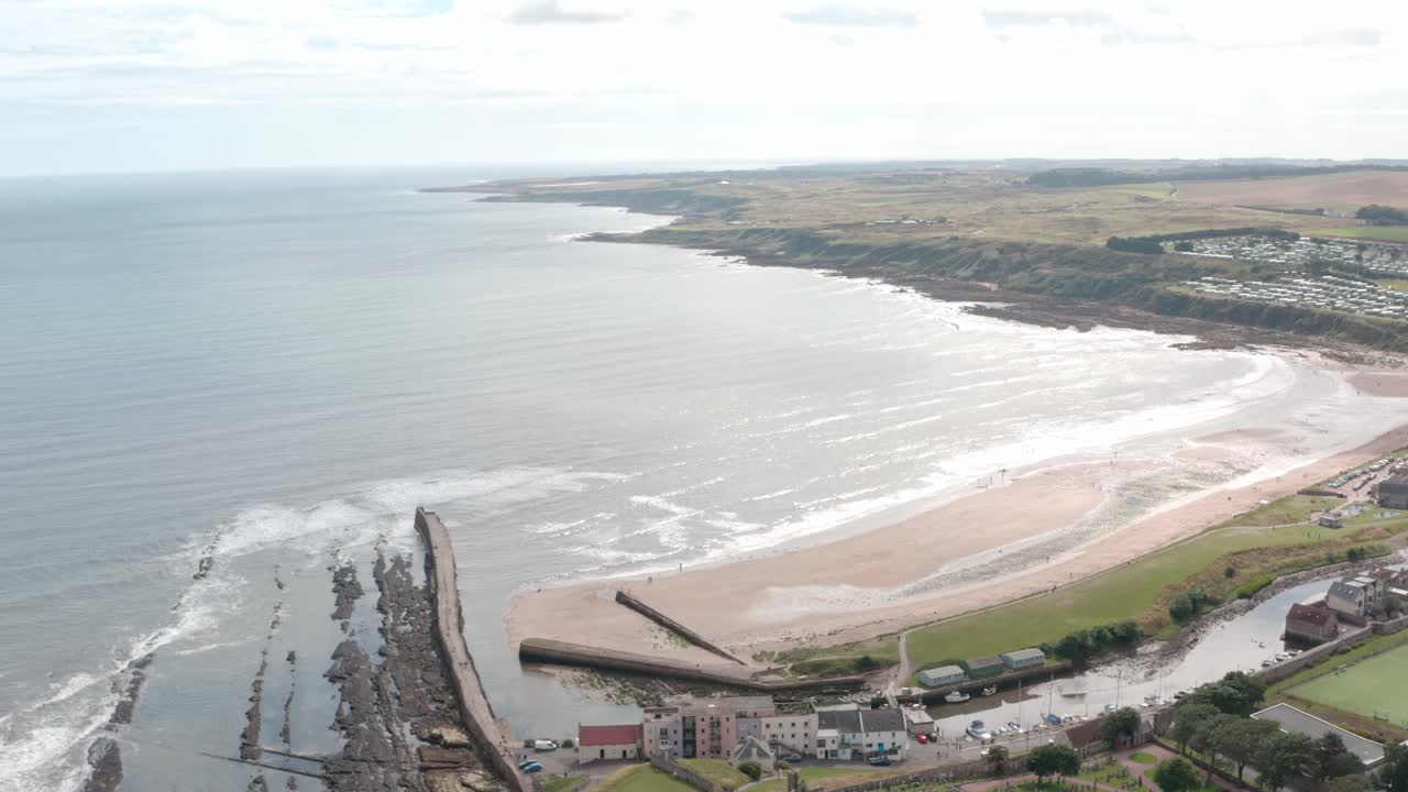 dron dando vueltas alrededor de st andrews town beach escocia