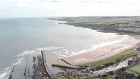 Eine-Kreisende-Drohne-Schoss-Um-Den-Strand-Von-St.-Andrews-Town-In-Schottland