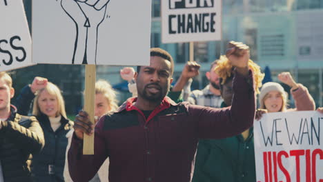 manifestantes con pancartas sobre las vidas negras importan marcha de manifestación contra el racismo