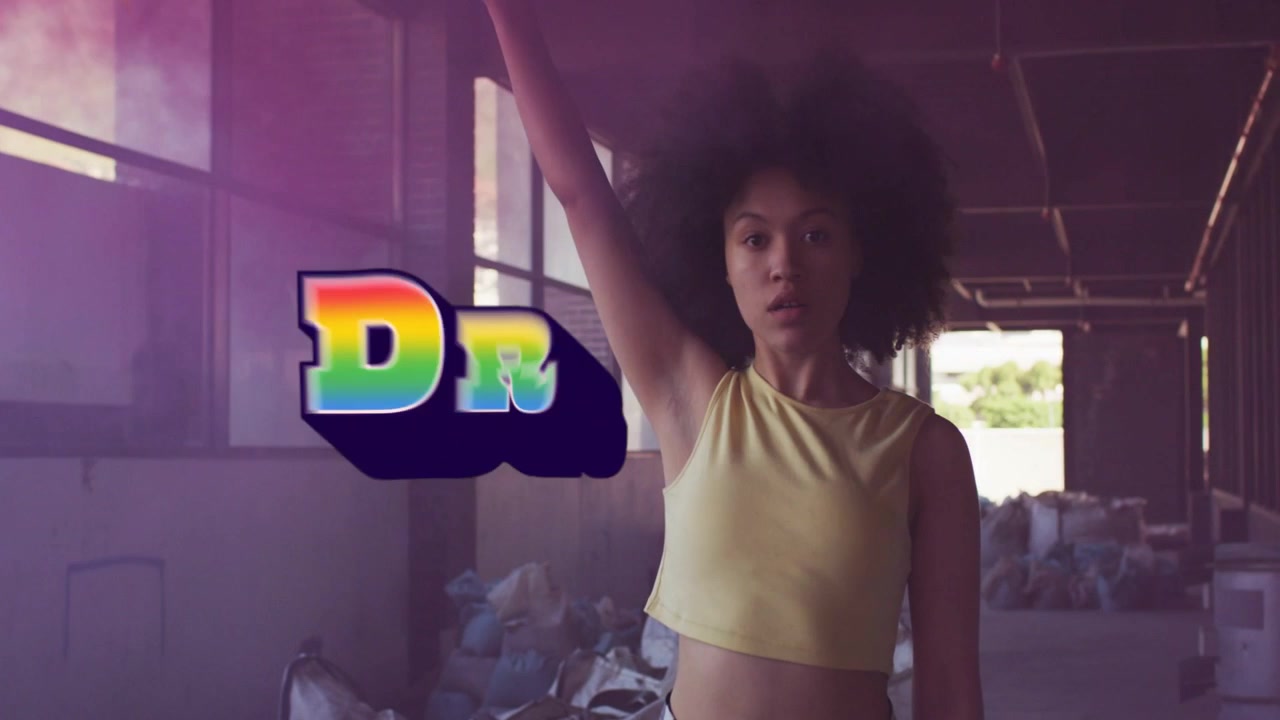 Donna in magazzino che alza il braccio, fumo viola si sposta a sinistra rivelando il viso, con sovrapposizione grafica 'DREAM' e riferimenti al marketing.