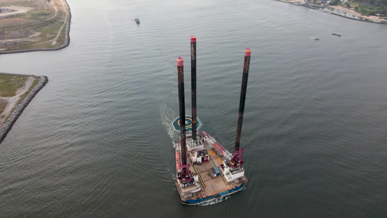 Et offshore forsyningsskib sejler i øjeblikket fra Atlanterhavet mod Lagos Havn