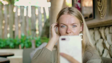 Mujer-Joven-Haciendo-Selfie-En-El-Teléfono-En-El-Café