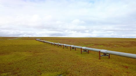 vista aérea del oleoducto alyeska, tubería de transporte de petróleo siguiendo la autopista dalton, día nublado, en alaska, estados unidos