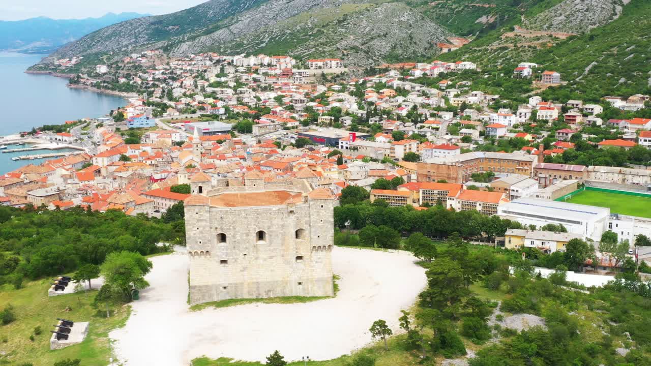 fortaleza de nehaj y ciudad de senj en el fondo, canal velebit de croacia