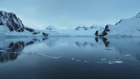 Luftaufnahme-Einer-Antarktischen-Landschaft-Per-Drohne,-Wunderschöne-Berg--Und-Gletscherlandschaft-Auf-Der-Antarktischen-Halbinsel-Im-Südpolarmeer,-Winterliche-Meereslandschaft-Mit-Schnee-Und-Eis-Bei-Kaltem-Wetter