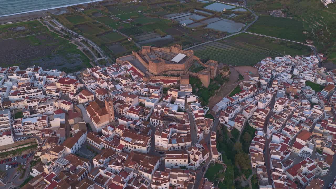 Vista aerea del castello e del villaggio di Salobreña in Spagna