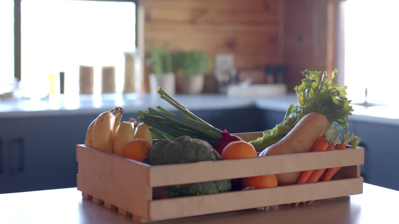 ⁇ 은 부 ⁇ 에서 카운터탑에 유기농 채소의 상자, 느린 움직임