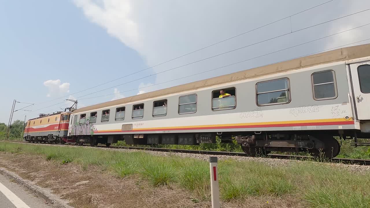 Vecchio treno elettrico in Montenegro, con movimento di telecamera in corsa
