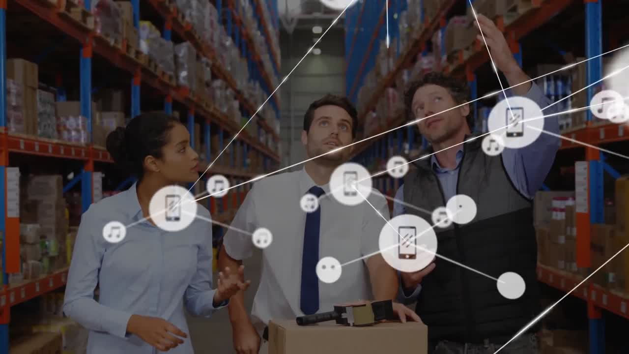 animación de iconos conectados sobre compañeros de trabajo multirraciales discutiendo en el almacén
