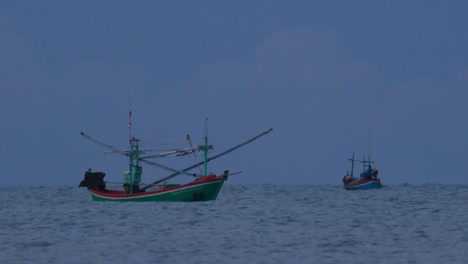 Fischerboote-In-Thailand-Warten-Mitten-Auf-Dem-Ozean-Darauf,-Dass-Es-Dunkel-Wird,-Damit-Sie-Ihre-Grünen-Lichter-Einschalten-Und-Anfangen-Können,-Garnelen-Zu-Fischen-Und-Zu-Schleppen