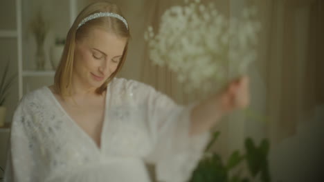 pregnant woman posing with gypsophila bouquet