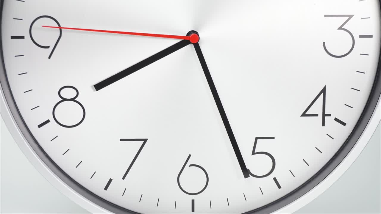 Time lapse, orologio da parete bianco che mostra lo scorrere del tempo.