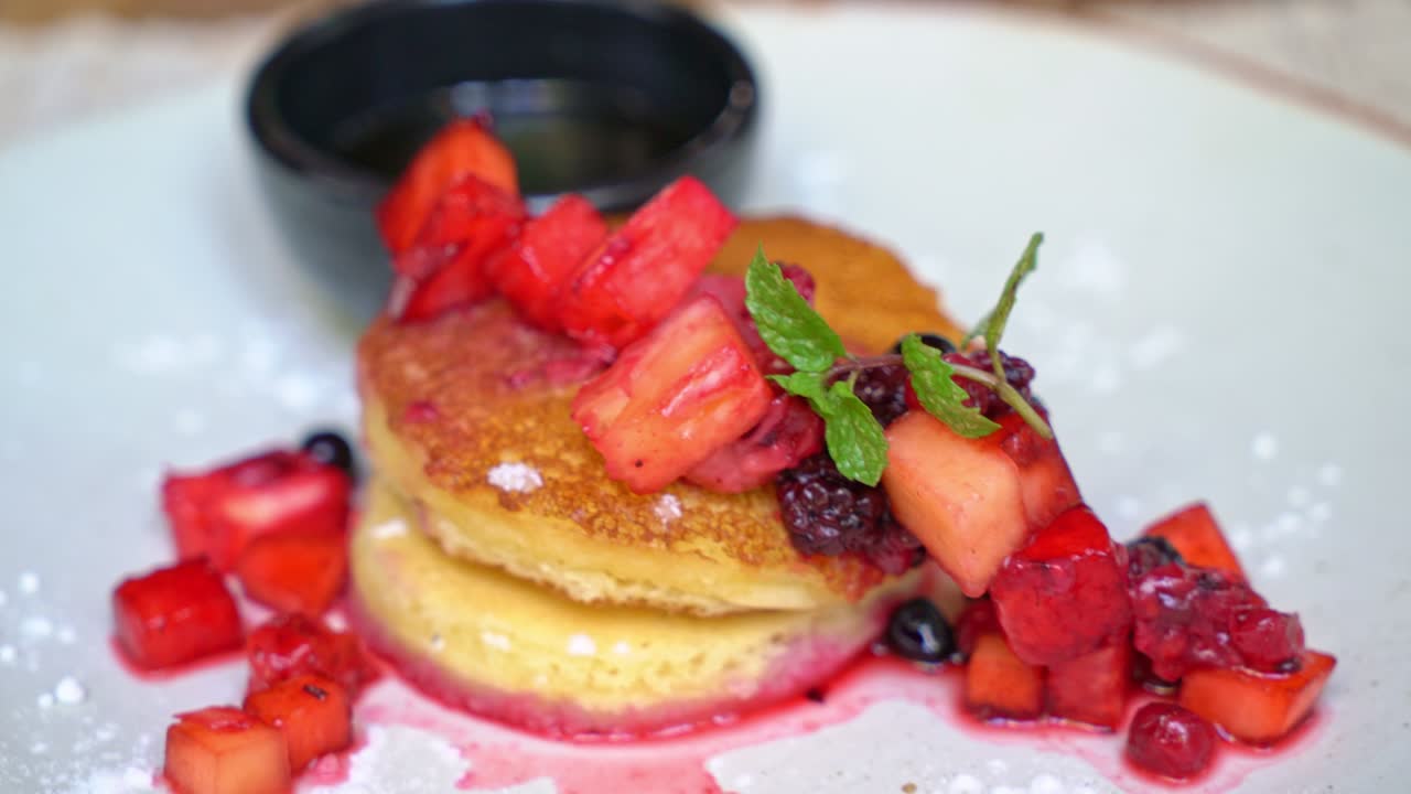 panqueque con fresa fresca y arce