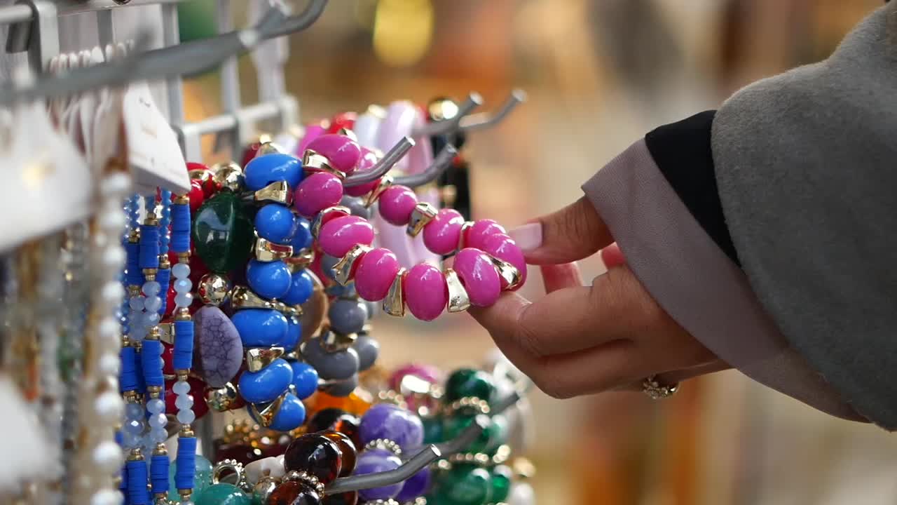 Colorati braccialetti di perle in mostra