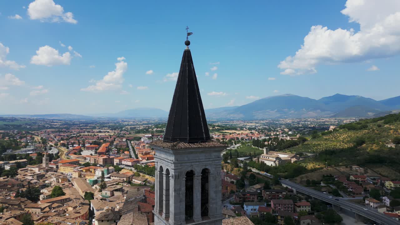 un círculo aéreo alrededor de la parte superior del campanario de la catedral de spoleto santa maria assunta en la región de umbría, italia
