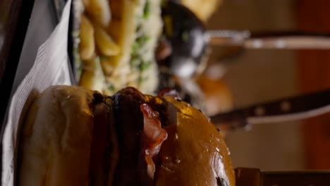 toma vertical de hamburguesas y papas fritas