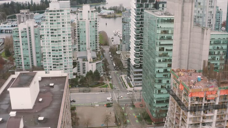 Vista aérea de torres de condomínios junto ao porto no centro de Vancouver