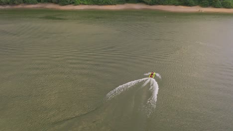 Small-motorboat-navigating-on-lake-waters