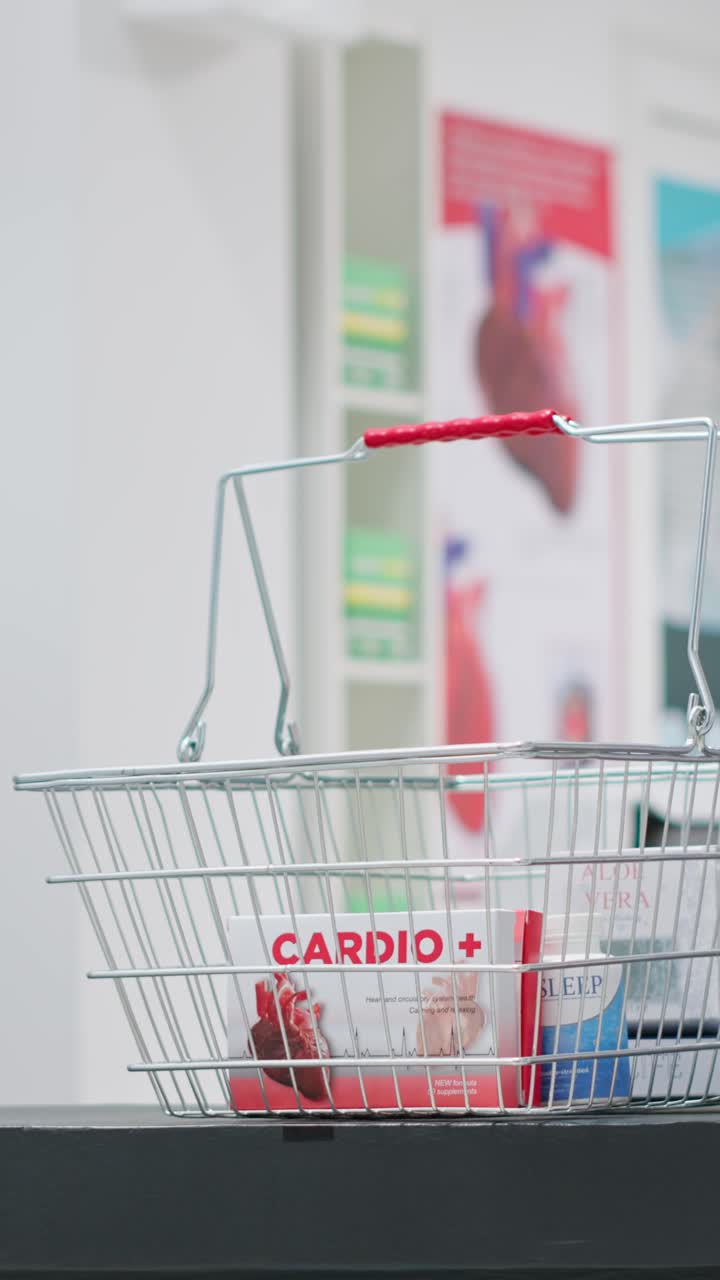 Video verticale. Registratore di cassa vuoto di una farmacia con scatole di pillole o vitamine