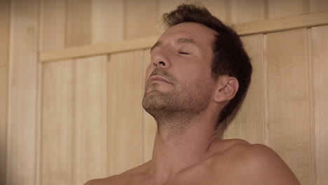 Hombre-Adulto-Descansando-En-Sauna