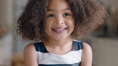 retrato de uma linda menina de raça mista sorrindo olhando para a câmera criança feliz em casa