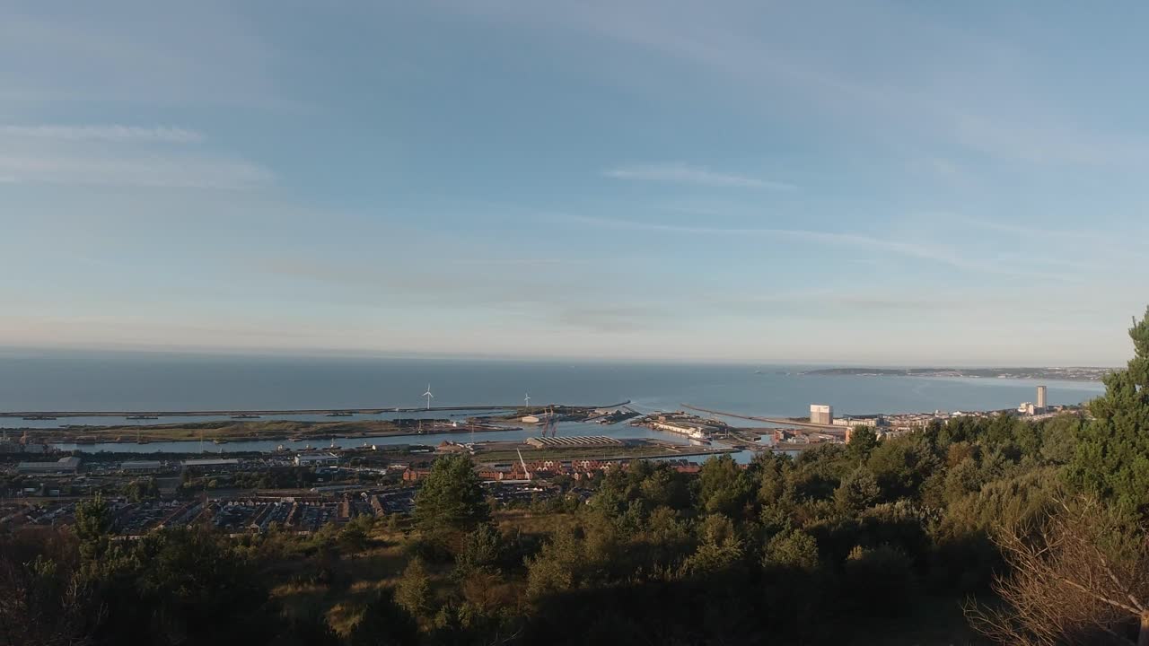 언덕 꼭대기 에서 마리나 와 바다 를 바라보는 풍경