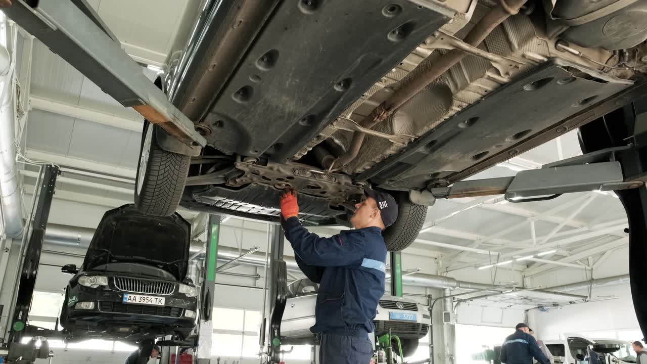 mantenimiento del tren de aterrizaje de automóviles en un taller de reparación