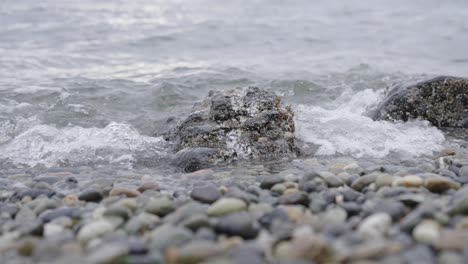 Waves-crashing-on-rocks-in-slow-motion