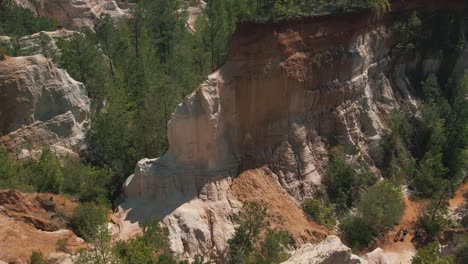 Scenic-drone-footage-of-a-huge-canyon-on-a-beautiful-sunny-day