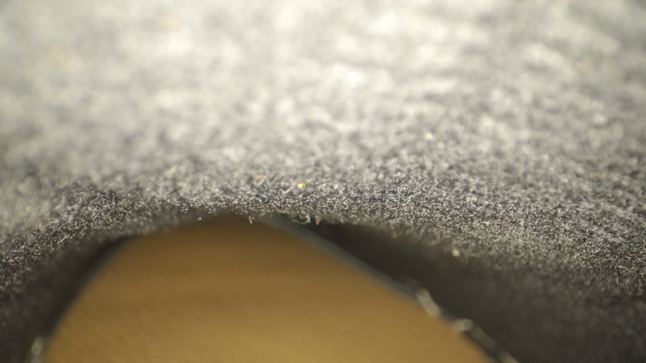 회색 직물 천을 더 자세히 살펴보십시오.